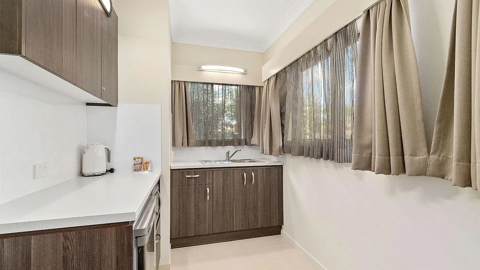 ****  Quality Hotel Robertson Gardens Brisbane Australia